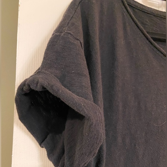 GAP Black T-shirt. Short sleeves that are rolled. Size Large. EUC. - Picture 3 of 5